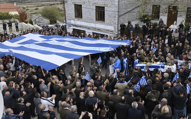 Αλβανικό ΥΠΕΣ: Ανεπιθύμητοι για τα Τίρανα 52 Έλληνες που βρέθηκαν στην κηδεία Κατσίφα