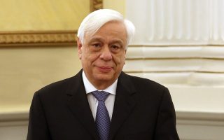 Ο Πρόεδρος της Δημοκρατίας  Προκόπιος Παυλόπουλος κρατά την κάρτα δωρητή οργάνων και ιστών (K) στη σημερινή του συνάντηση με τον πρόεδρο και τα μέλη του Εθνικού Οργανισμού Μεταμοσχεύσεων και μεταμοσχευμένους ασθενείς στο Προεδρικό Μέγαρο, Πέμπτη 1 Νοεμβρίου 2018. Ο κ. Παυλόπουλος υπέγραψε και έγινε δωρητής οργάνων. ΑΠΕ - ΜΠΕ/ΑΠΕ - ΜΠΕ/Αλέξανδρος Μπελτές