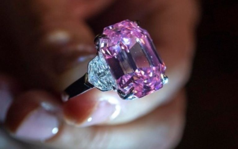 Το σπανιότατο ροζ διαμάντι “Pink Legacy” βγαίνει στο σφυρί