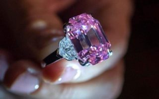 pagkosmio-rekor-se-dimoprasia-gia-to-roz-diamanti-pink-legacy-poylithike-gia-44-3-ekat-eyro0