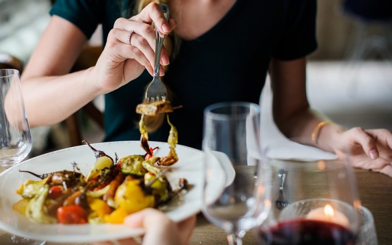 Σύστημα τεχνητής νοημοσύνης της Google εντοπίζει τα εστιατόρια που είναι πιθανό να πάθει κανείς τροφική δηλητηρίαση