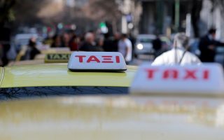 Ταξιτζήδες έχουν συγκεντρωθεί έξω από τα γραφεία του ΣΑΤΑ  , Τρίτη 6 Μαρτίου 2018. Σε προειδοποιητική στάση εργασίας από τις 8 το πρωί έως και τις 5 το απόγευμα προχωρούν σήμερα οι ταξιτζήδες στην Αττική αντιδρώντας σύμφωνα με ανακοίνωση του Συνδικάτου Αυτοκινητιστών Ταξί Αττικής (ΣΑΤΑ στην «παράνομη και αυθαίρετη εισβολή της Uber στις επιβατικές μεταφορές». ΑΠΕ-ΜΠΕ/ΑΠΕ-ΜΠΕ/Παντελής Σαίτας