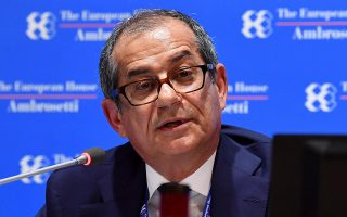 Ο Ιταλός υπουργός Οικονομικών Τζοβάνι Τρία δήλωσε ότι δεν πρόκειται να αναθεωρήσει τους βασικούς «πυλώνες» του προϋπολογισμού, προσθέτοντας ότι η επιβράδυνση της ιταλικής οικονομίας ενισχύει το επιχείρημα πως θα πρέπει να αυξήσει τις δημοσιονομικές δαπάνες ώστε να ενισχύσει την ανάπτυξη και να περιορίσει με αυτόν τον τρόπο το δημόσιο χρέος της Ιταλίας.