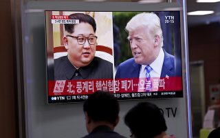 epa06759606 South Koreans watch a TV news broadcast showing US President Donald J. Trump (R) and North Korean leader Kim Jong-Un (L), at Seoul Station in Seoul, South Korea, 24 May 2018. North Korea has started to demolish its Punggye-ri facility, in the country's northeast, on 24 May, in front of some foreign journalists invited for the occasion. The event is seen as a goodwill gesture ahead of a possible USA-North Korea summit scheduled for 12 June 2018 in Singapore.  EPA/JEON HEON-KYUN