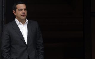 Ο πρωθυπουργός Αλέξης Τσίπρας αναμένει να υποδεχθεί τον πρώην Πρόεδρο της Γαλλίας Φρανσουά Ολάντ (δεν εικονίζεται), κατά τη διάρκεια της συνάντηση τους στο Μέγαρο Μαξίμου, Παρασκευή 16 Νοεμβρίου 2018. ΑΠΕ-ΜΠΕ/ΑΠΕ-ΜΠΕ/ΑΛΕΞΑΝΔΡΟΣ ΒΛΑΧΟΣ