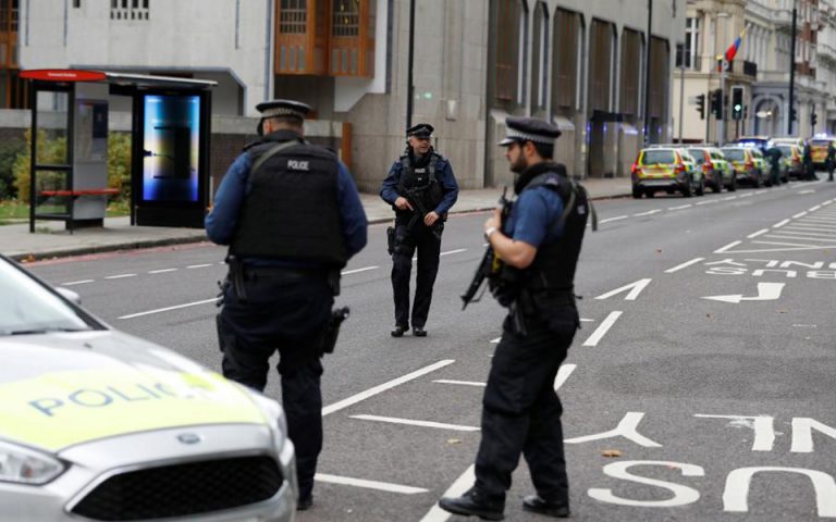 Εκρηκτικούς μηχανισμούς εντόπισε η βρετανική αστυνομία σε διαμέρισμα στο Λονδίνο
