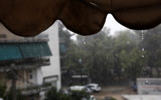 Νερά από τη βροχή που τρέχουν από τέντα, μετά από την ισχυρή βροχόπτωση που έπληξε αρκετές περιοχές της Αθήνας, Σάββατο 28 Ιουλίου 2018. ΑΠΕ-ΜΠΕ/ΑΠΕ-ΜΠΕ/ΑΛΕΞΑΝΔΡΟΣ ΒΛΑΧΟΣ