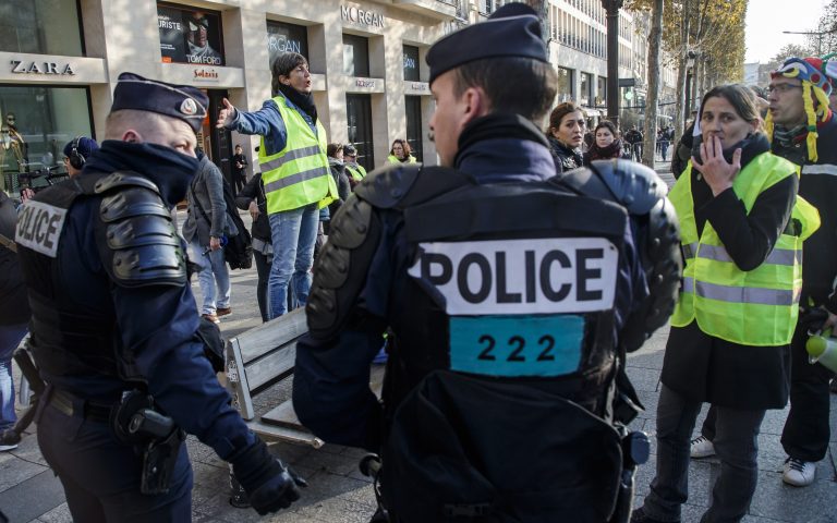 Νεκρή διαδηλώτρια στις κινητοποιήσεις των «κίτρινων γιλέκων» στη Γαλλία (φωτογραφίες)