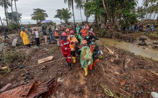 Rescue workers carry a body bag containing the remains of a victim of a tsunami at Sumur district in Pandeglang, Banten province, Indonesia, December 25, 2018 in this photo taken by Antara Foto.  Antara Foto/Muhammad Adimaja/via REUTERS ATTENTION EDITORS - THIS IMAGE WAS PROVIDED BY A THIRD PARTY. MANDATORY CREDIT. INDONESIA OUT.