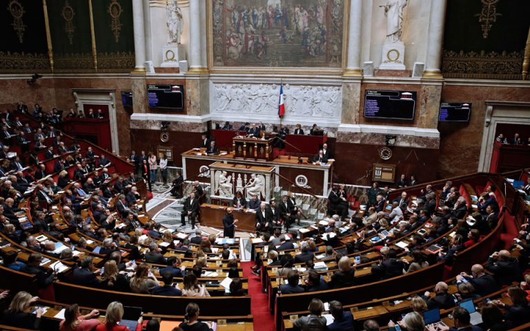 Γαλλία: Εγκρίθηκε από τη Γερουσία ο προϋπολογισμός με το «πάγωμα» στον φόρο καυσίμων