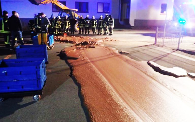 «Γλυκό» ατύχημα σε γερμανική πόλη – Δρόμος πλημμύρισε από… σοκολάτα (φωτογραφία)