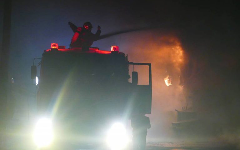 Σε εξέλιξη μεγάλη φωτιά σε εργοστάσιο επίπλων στη Λάρισα (βίντεο)