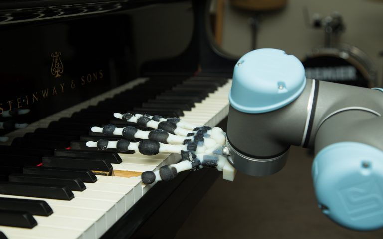Δημιουργήθηκε το πρώτο ρομποτικό χέρι που παίζει πιάνο (βίντεο)