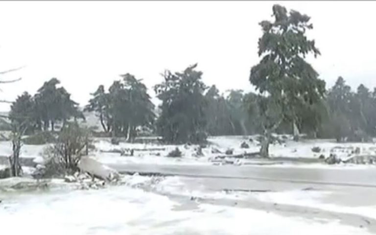 Σφοδρή χιονόπτωση στην Πάρνηθα (βίντεο)