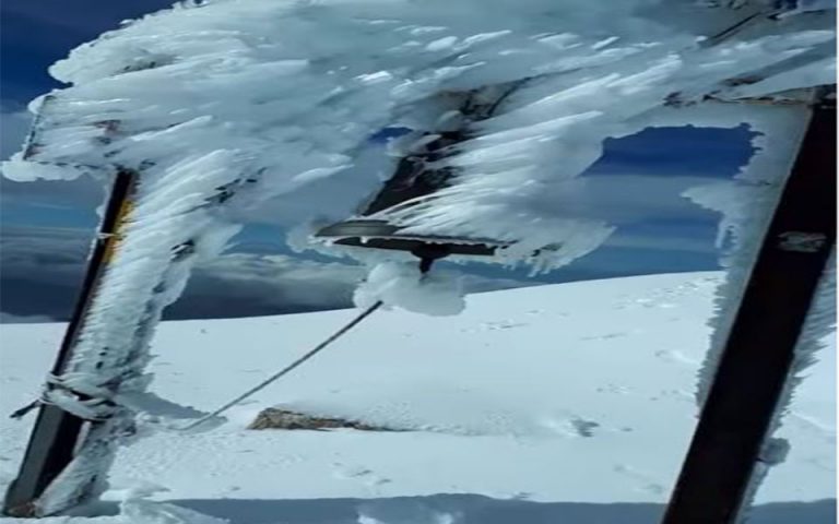 Εντυπωσιακές εικόνες από τη χιονισμένη κορυφή του Ψηλορείτη (βίντεο)