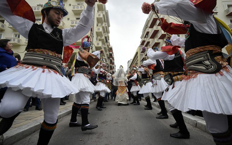 Μωμόγεροι, σουβλάκια και αγιοβασίληδες στους δρόμους της Θεσσαλονίκης (φωτογραφίες)