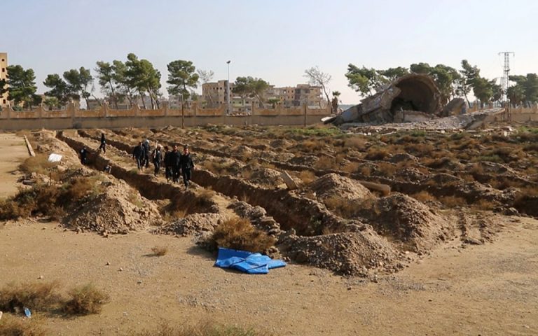 Συρία: Επτά μαζικοί τάφοι εντοπίστηκαν σε πρώην προπύργιο του Ισλαμικού Κράτους