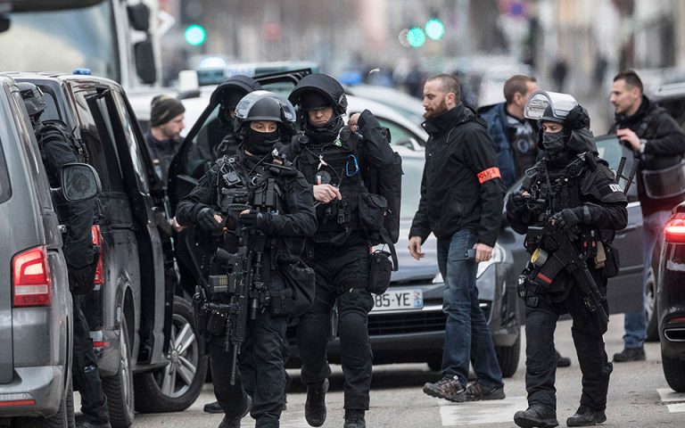 Μεγάλη αστυνομική επιχείρηση στο Στρασβούργο για τον δράστη της επίθεσης