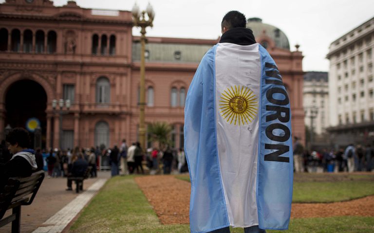 Επίσημα σε ύφεση η Αργεντινή: Η οικονομία συρρικνώθηκε κατά 3,5%