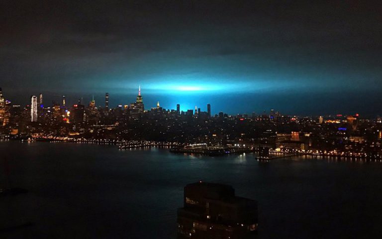 Εκτυφλωτικό μπλε φως τα ξημερώματα πάνω από τη Νέα Υόρκη (φωτογραφίες – βίντεο)