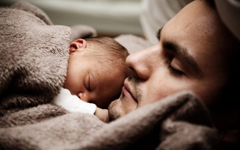 Ερευνα: Ενας στους 20 νέους μπαμπάδες εμφανίζει μεταγεννητική κατάθλιψη