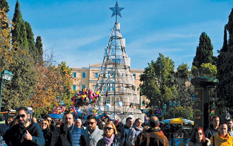 Το κλίμα των Χριστουγέννων αγκαλιάζει την Ελλάδα