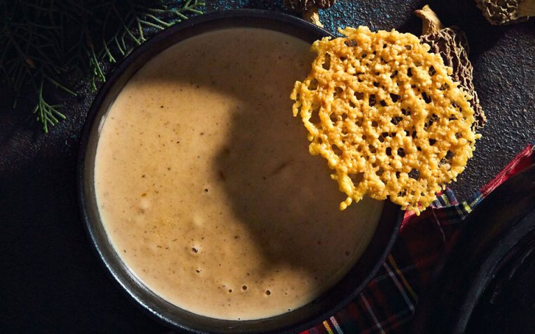 Σούπα «καπουτσίνο» από άγρια μανιτάρια με μπισκότο παρμεζάνας