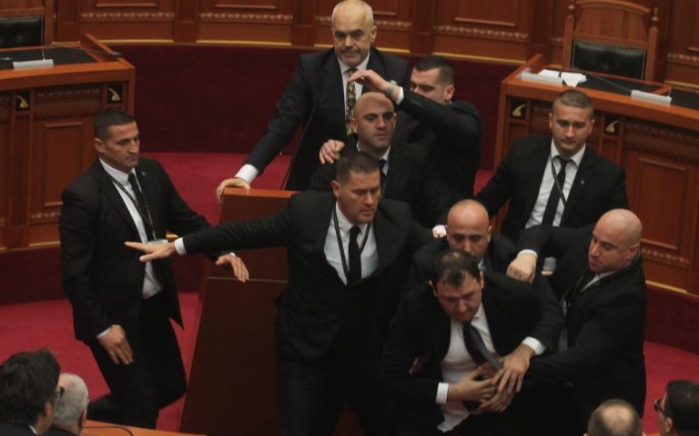 Ενταση στην Αλβανική βουλή κατά τη διάρκεια της ομιλίας Ράμα (βίντεο)
