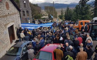 Πλήθος κόσμου κρατόντας μία μεγάλη ελληνική σημαία παρέστη στην κηδεία του 35χρονου ομογενή Κωνσταντίνου Κατσίφα  στους Βουλιαράτες, της Αλβανίας, την Πέμπτη 8 Νοεμβρίου 2018, που έπεσε νεκρός από τα πυρά των αλβανικών Αρχών ανήμερα της 28ης Οκτωβρίου. ΑΠΕ- ΜΠΕ/ΑΠΕ- ΜΠΕ/Μ. ΤΖΩΡΑ