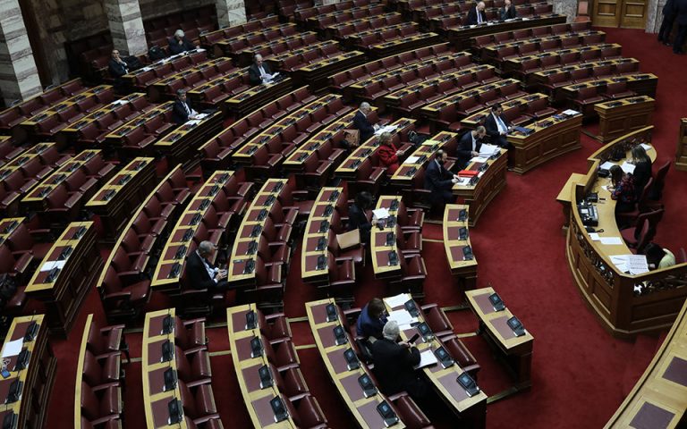 Ομαδικά «πυρά» από την αντιπολίτευση για τις τροπολογίες στη Βουλή