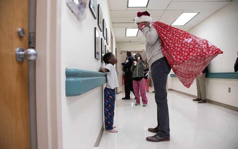 Ο Μπαράκ Ομπάμα  Άη – Βασίλης σε νοσοκομείο Παίδων της Ουάσιγκτον (φωτογραφίες)