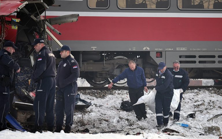 Πέντε νεκροί σε σύγκρουση τρένου με σχολικό λεωφορείο στη Σερβία