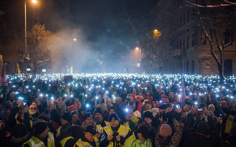 Χιλιάδες και απόψε στους δρόμους της Βουδαπέστης, κατά του «νόμου δουλείας» του Ορμπάν (φωτογραφίες)