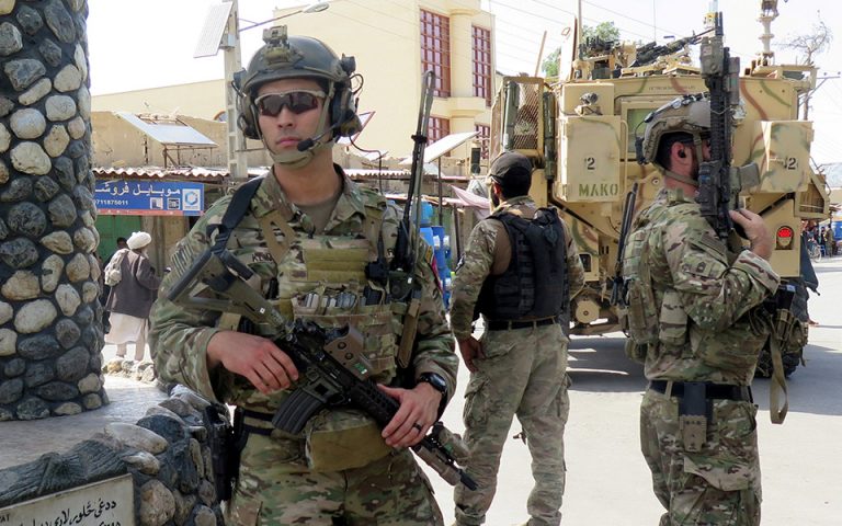 Ο Τραμπ αποσύρει στρατεύματα και από το Αφγανιστάν παρά την παραίτηση του υπουργού Άμυνας