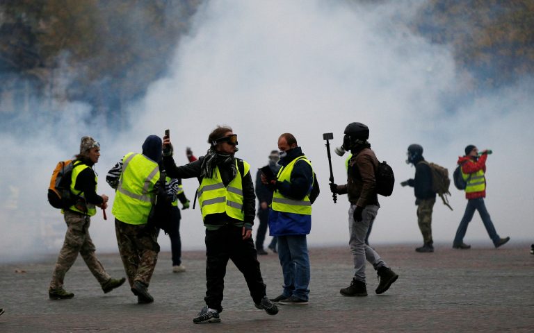 Επεισόδια, χημικά και πάνω από 100 συλλήψεις στο Παρίσι στη διαδήλωση των «κίτρινων γιλέκων» (φωτογραφίες)