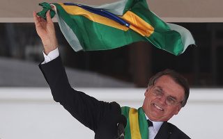 Τη σημαία της Βραζιλίας ανεμίζει ο Μπολσονάρο, μετά την ομιλία της ορκωμοσίας του, την Τρίτη στην Μπραζίλια.