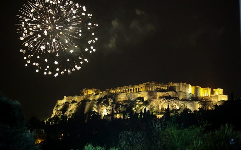 Ο εορτασμός της Πρωτοχρονιάς στην Αθήνα και σε άλλες μεγάλες πόλεις του κόσμου (βίντεο – φωτογραφίες)