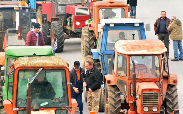 Διώξεις σε δέκα αγρότες για τα μπλόκα