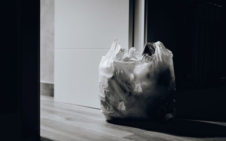 «Ναι μεν, αλλά» για τη μείωση στη χρήση της πλαστικής σακούλας