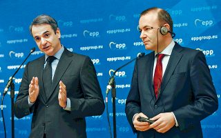 Ο Κυριάκος Μητσοτάκης και ο Μάνφρεντ Βέμπερ, χθες, κατά τη διάρκεια κοινής συνέντευξης Τύπου. Ο υποψήφιος του ΕΛΚ για την προεδρία της Κομισιόν άσκησε σφοδρή κριτική στην κυβέρνηση για την οικονομία.