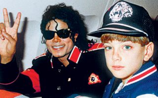Ο Τζέιμς Σέιφτσακ σε ηλικία 10 ετών, σε αεροπλάνο μαζί με τον Μάικλ Τζάκσον.