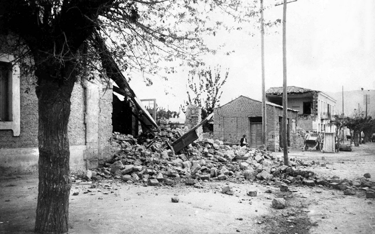 100 Χρόνια «Η Καθημερινή»: Ενας αιώνας με ένα κλικ – Ο σεισμός του 1928 στην Κόρινθο (βίντεο)