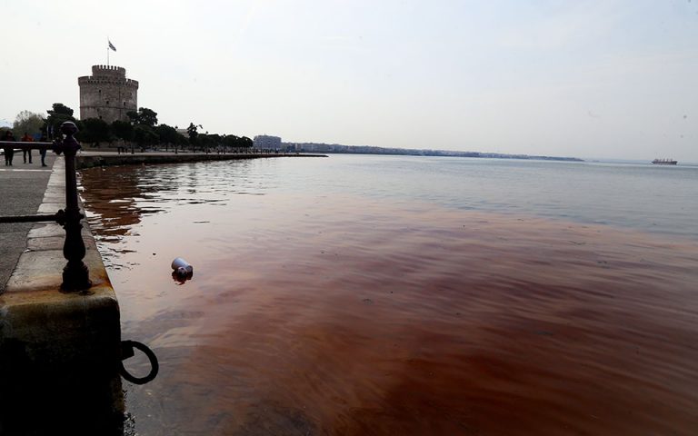 Το φαινόμενο της ερυθράς παλίρροιας «χτύπησε» και πάλι τη Θεσσαλονίκη (φωτογραφίες)