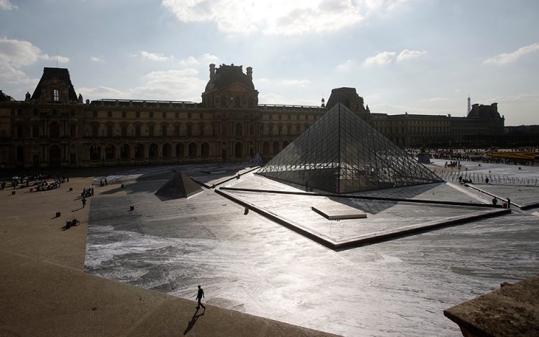 Γάλλος street artist «αποκάλυψε» την αυλή του Ναπολέοντα στην Πυραμίδα του Λούβρου (φωτογραφίες)