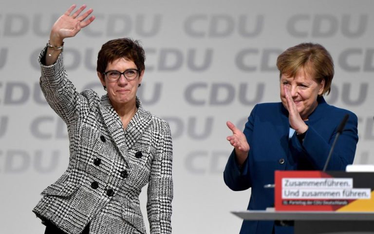Δημοσκόπηση ZDF: Ακατάλληλη για καγκελάριο κρίνει το 51% των Γερμανών τη διάδοχο της Μέρκελ
