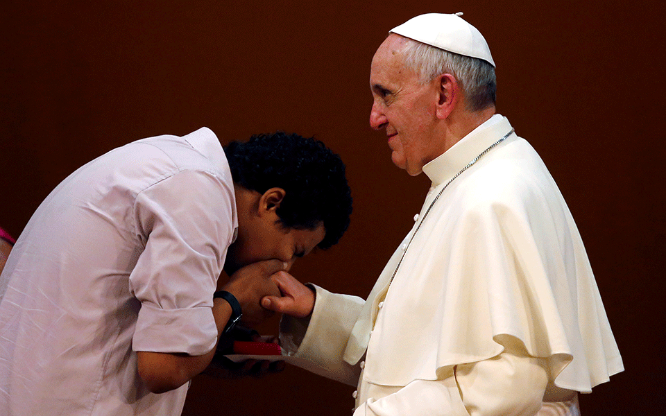 Ο Πάπας αποκάλυψε γιατί τραβάει το χέρι του όταν οι πιστοί προσπαθούν να το φιλήσουν