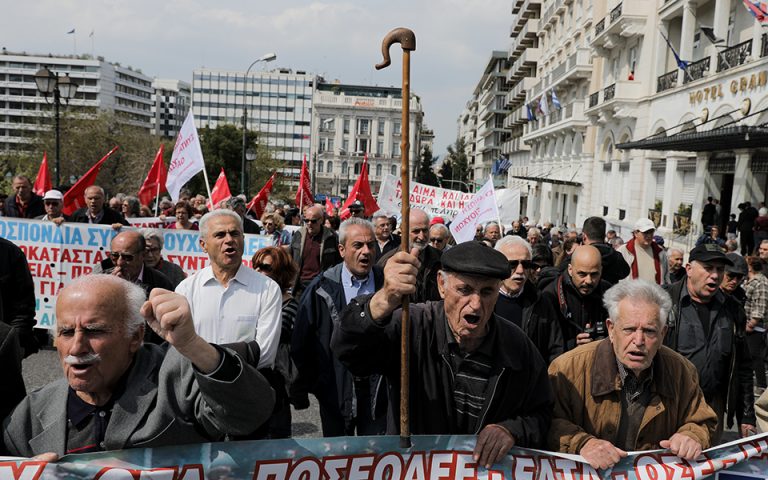 Συλλαλητήριο συνταξιούχων στο κέντρο της Αθήνας: Εφτασαν μέχρι το Μαξίμου (φωτογραφίες)