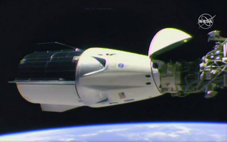 Εφτασε στον Διεθνή Διαστημικό Σταθμό η κάψουλα Dragon της SpaceX