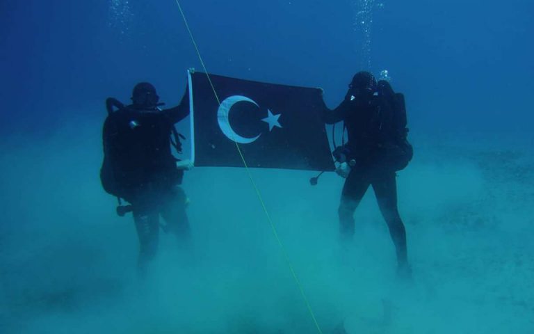 Κατέβηκε από το twitter η υποβρύχια φωτογραφία των δυτών με την τουρκική σημαία βόρεια της Κρήτης