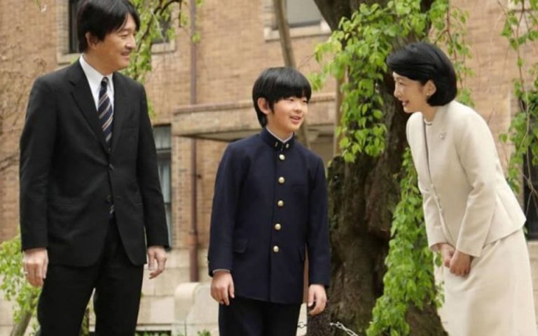 Μαχαίρια βρέθηκαν πάνω στο θρανίο του 12χρονου πρίγκιπα της Ιαπωνίας